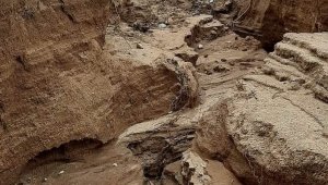 Elazığ'da aşırı yağışlar sonrası köy yolu yarıldı