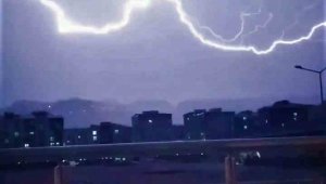 Elazığ'da şimşekler geceyi aydınlattı