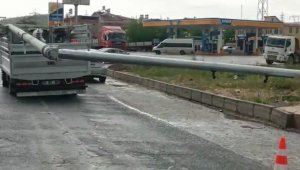 Elazığ'da kamyonun çarptığı trafik direği devrildi: 1 yaralı