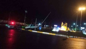 Elazığ'da otomobil aydınlatma direğine çarptı: 1 yaralı