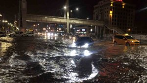 Elazığ'da sağanak yağışta yolda kalan araçları itfaiye kurtardı