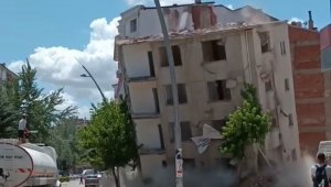 Ağır hasarlı bina tek dokunuşta yerle bir oldu