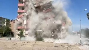 Elazığ'da ağır hasarlı bina, tek dokunuşla yerle bir oldu