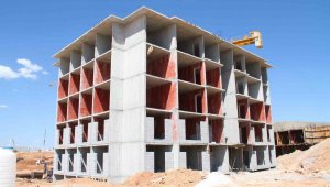 Elazığ'da depremzedeler için yapılan TOKİ konutunun ilk bloğu tamamlandı
