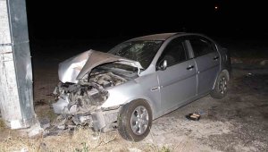 Elazığ'da kontrolden çıkan otomobil aydınlatma direğine çarptı: 6 yaralı