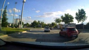 Elazığ'da makas atan sürücü kameralara yansıdı