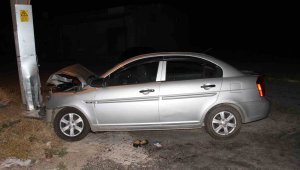 Elazığ'da otomobiliyle direğe çarpan sürücü hayatını kaybetti