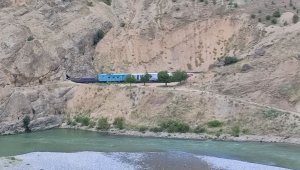 Elazığ'da trenin çarptığı işçiler ağır yaralandı