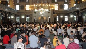 Elazığ'da vatandaşlar, bayram namazı için camilere akın etti