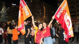 Galatasaraylı taraftarların derbi ve şampiyonluk kutlaması