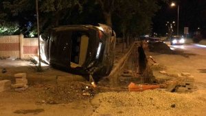 Kum birikintisi ve ağaca çarpan araç yan yattı: 2 yaralı