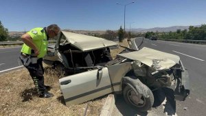 Çekiciye çarpan otomobil hurdaya döndü: 1 yaralı