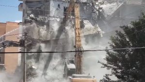 Elazığ'da ağır hasarlı binaların yıkımı sürüyor