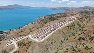 Göl manzaralı köy konutları, tatil köyünü aratmıyor