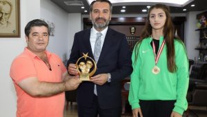 Nisanur, Romanya yolcusu