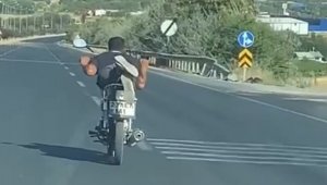 Canını hiçe saydı, motosikleti yatarak sürdü: O anlar kamerada