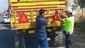 Elazığ'da kazalara karşı önlem, römorklara reflektör takıldı