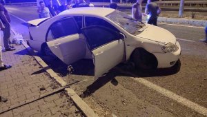 Elazığ'da otomobil kaldırıma çarptı: 3 yaralı