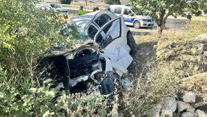Elazığ'da otomobil şarampole uçtu: 2 yaralı
