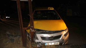 Elazığ'da otomobil yayaya çarptı: 2 yaralı