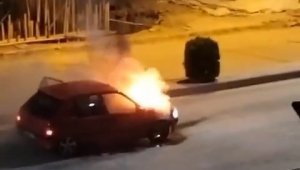 Elazığ'da seyir halindeki araç alev aldı