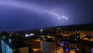 Elazığ'da şimşekler geceyi aydınlattı