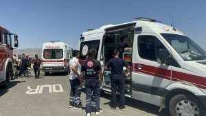 Elazığ'daki kazada yaralılara ilk müdahaleyi yapan vatandaş konuştu: "Önce refüje sonra kavşağa vurup takla atmış"