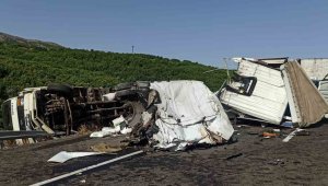 Kamyon ile çarpışan tırın kupası ayrıldı: 1 yaralı