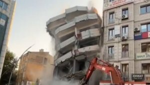 Ağır hasarlı bina yıkılırken sağlam binaya zarar verdi