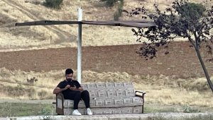Anayolun kenarındaki kanepeli durağı görenler şaşırıyor