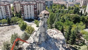 Depremin en dikkat çeken görüntüsü Elazığ'dan: 8 katlı bina yıkıldı, çatısı tek kolon üzerinde kaldı