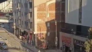Elazığ'da cadde ortasında silahlı kavga kamerada