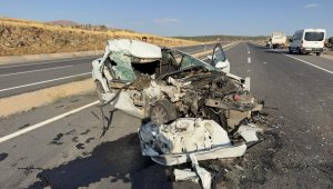 Elazığ'da kamyonla çarpışan otomobil hurdaya döndü: 1 ölü, 1 yaralı