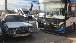 Elazığ'da otobüs 2 otomobile çarptı: 5 yaralı