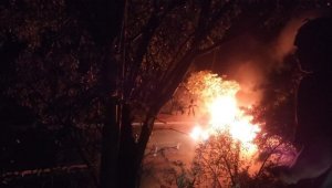 Elazığ'da tırın dorsesi alev alev yandı, patlama sesleri korkuttu