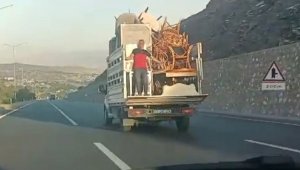 Eşya yüklü kamyonetin arkasında tehlikeli yolculuk