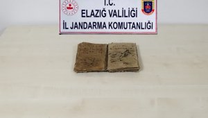Jandarma alıcı kılığına girdi, Elazığ'da Roma döneminden kalma kitap ele geçirildi