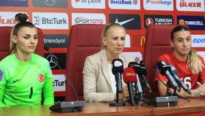 Necla Güngör Kıragası: "Seyirci rekorunu Elazığ'da kırdık"