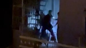 Polis 2 saat kovaladı, hırsız balkonda yakalandı