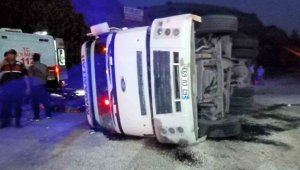 Virajı alamayan kamyon yan yattı: 5 yaralı
