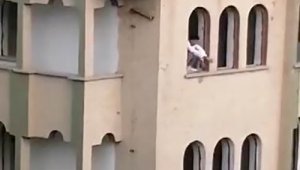 Ağır hasarlı binada tehlikeli anlar: Caddede bulunanlarla tartışıp 4'üncü kattan beton parçası fırlattı