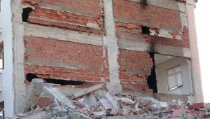 Ağır hasarlı binayı yıkarken neredeyse sağlamını da yıkıyorlardı, daireler zarar gördü