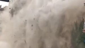 Elazığ'da ağır hasarlı 6 katlı bina korna sesi ile yıkıldı