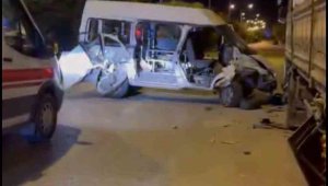 Elazığ'da minibüs park halindeki kamyona çarptı: 1 yaralı