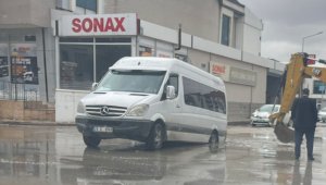 Elazığ'da öğrenci servisi yağmurla dolan çukura düştü