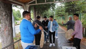 Fırat Üniversitesi, öğrencilerini davul ve klarnetle karşıladı