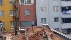 Güvercin yakalamak için çatıya çıkan çocukların tehlikeli oyunu