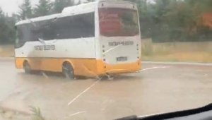 Halk otobüsü yağmur suyunda mahsur kaldı