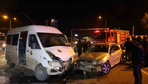 Elazığ'da minibüs ile otomobil çarpıştı: 5 yaralı