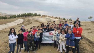Elazığ'da öğrenciler, Cumhuriyet'in 100. yılında 100 fidan dikti